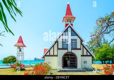 Notre Dame de Auxiliatrice - ländliche Kirche mit rotem Dach in Cap Malheureux tropisches Dorf auf Mauritius Insel, Indischer Ozean. Stockfoto