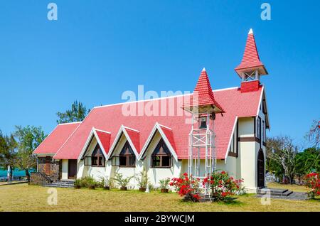 Notre Dame de Auxiliatrice - ländliche Kirche mit rotem Dach in Cap Malheureux tropisches Dorf auf Mauritius Insel, Indischer Ozean. Stockfoto