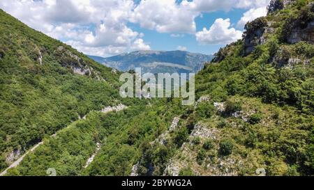Die Lavelle-Brücke liegt im mittleren Süden Italiens. Unter dem Wasser hat die Steine erosed ein wahres natürliches Meisterwerk zu schaffen. Stockfoto