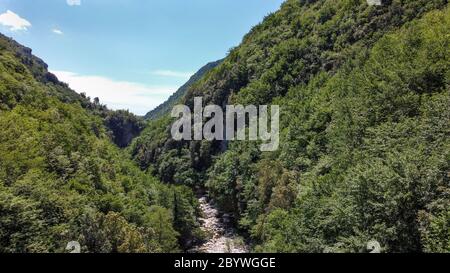 Die Lavelle-Brücke liegt im mittleren Süden Italiens. Unter dem Wasser hat die Steine erosed ein wahres natürliches Meisterwerk zu schaffen. Stockfoto