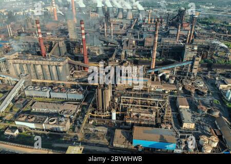 Luftaufnahme der riesigen Metallurgischen Anlage, Schornsteine und Schornsteine mit Rauch. Umweltverschmutzung durch petrochemische Produktion Industriefabrik. Stockfoto