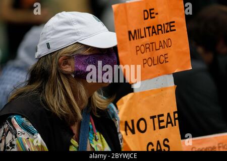 Portland, USA. Juni 2020. Hunderte versammelten sich am 10. Juni 2020 in Portland, Oregon, um das Portland Police Bureau (PPB) nach dem Mord an George Floyd in Minneapolis, Minnesota am 25. Mai aufzulösen und zu definanzieren. (Foto von John Rudoff/Sipa USA) Quelle: SIPA USA/Alamy Live News Stockfoto