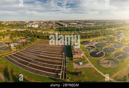 Moderne städtische Kläranlage mit Sedimentationsbecken und Becken für Belüftung und Reinigung von Kanalwasser, Luftbild. Stockfoto