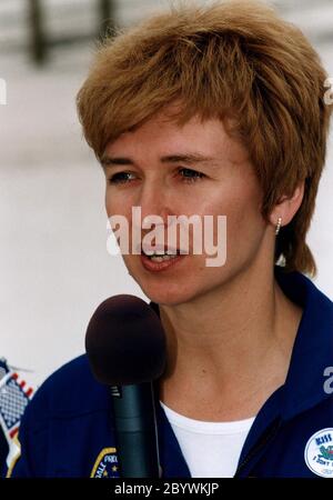 STS-84 Mission Specialist Elena V. Kondakova, eine Kosmonautin der Russischen Raumfahrtagentur, spricht mit Vertretern der Nachrichtenmedien und anderen Zuschauern während der Aktivitäten des Terminal Countdown Demonstration Test (TCDT) auf dem Startplatz 39A. Kondakova wird eines von sieben Besatzungsmitgliedern auf der sechsten Andockung des Space Shuttle mit der russischen Raumstation mir sein. Ein weiteres Besatzungsmitglied, C. Michael Foale, wird zur Raumstation wechseln und Mitglied der mir 23-Crew werden, die den US-Astronauten Jerry M. Linenger ersetzt, der an Bord von Atlantis zur Erde zurückkehren wird. Foale wird bis Mitte S an mir leben und arbeiten Stockfoto