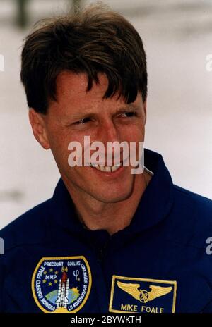 STS-84 Mission Specialist C. Michael Foale nimmt an den Aktivitäten des Terminal Countdown Demonstration Test (TCDT) auf dem Launch Pad 39A Teil. STS-84 wird das sechste Andocken des Space Shuttle mit der russischen Raumstation mir sein. Foale, ein Veteran von drei Raumflügen, wird zur Raumstation wechseln und Mitglied der mir 23 Crew werden, um den US-Astronauten Jerry M. Linenger zu ersetzen, der an Bord von Atlantis zur Erde zurückkehren wird. Foale wird bis Mitte September an mir leben und arbeiten, wenn sein Nachfolger voraussichtlich auf der STS-86 Mission ankommen wird. STS-84 ist für einen Start im Mai 15 vorgesehen Stockfoto