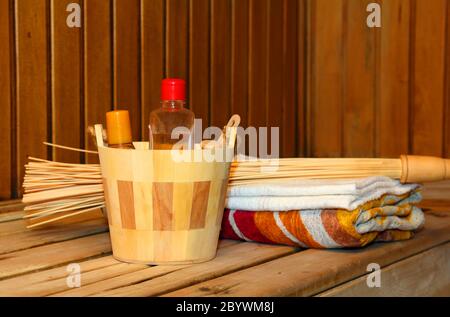 Toilettenartikel und Handtücher im Regal in der Sauna Stockfoto