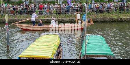 Japanische Braut auf einem Brautboot beim jährlichen Suigo Itako Iris Festival, Ibaraki, Japan. Stockfoto