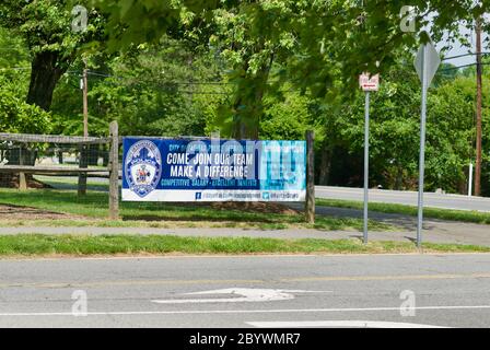 Fairfax, Virginia, USA - 10. Juni 2020: Ein Schild am Eingang der Polizeibehörde der Stadt Fairfax wirbt für neue Polizeibeamte. Stockfoto