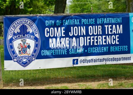 Fairfax, Virginia, USA - 10. Juni 2020: Ein Schild am Eingang der Polizeibehörde der Stadt Fairfax wirbt für neue Polizeibeamte. Stockfoto