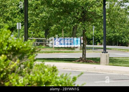 Fairfax, Virginia, USA - 10. Juni 2020: Ein Schild am Eingang der Polizeibehörde der Stadt Fairfax wirbt für neue Polizeibeamte. Stockfoto