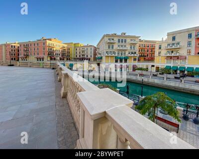 Venezianische Brücke im Qanat Quartier im Pearl in Doha, Katar Stockfoto