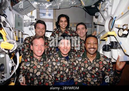 (19. November – 5. Dezember 1997) --- eines der traditionellen Bordmannsporträts der Crew hat sie in anderer als traditioneller Kleidung auf dem Mitteldeck des Space Shuttle Columbia posiert. In der ersten Reihe von links sind die Astronauten Steven W. Lindsey, Pilot, Takao Doi, ein internationaler Missionsspezialist, der Japans National Space Development Agency (NASDA) vertritt, und Winston E. Scott, Missionsspezialist. Im Hintergrund die Astronauten Kevin R. Kregel, Missionskommandant, und Kalpana Chawla, Missionsspezialist, zusammen mit dem ukrainischen Nutzlastspezialisten Leonid K. Kadenyuk. Stockfoto