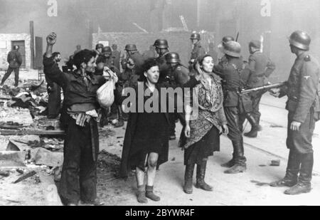 Warschauer Aufstand, jüdische Polen unter Festnahme durch Nazi-Soldaten im Warschauer Ghetto ca. 1940er Jahre Stockfoto