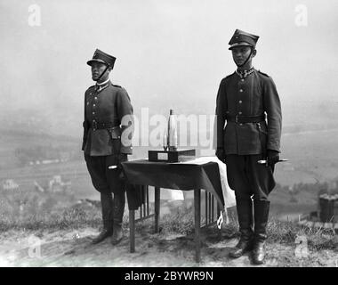 Fünftes Flak-Artilleriegeschwader in Krakau; Juli 1936. Warta bei der Gedenkskulptur, die drei Artilleriegeschosse zeigt Stockfoto