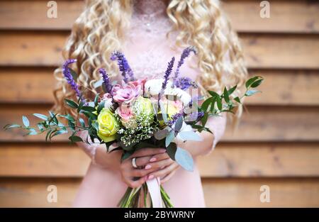 Braut Hochzeit Bouquet mit saftigen Blumen hält Stockfoto