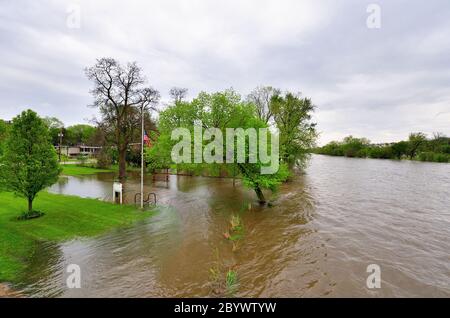 South Elgin, Illinois, USA. Starke Regenfälle der letzten zwei Tage führten dazu, dass der Fox River im Nordosten von Illinois seine Ufer überschwemmen. Stockfoto