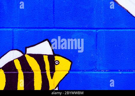 Kinder- Hintergrund gemalt auf der blauen Wand mit Meerestieren und Fischen. Stockfoto