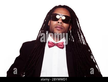 Mann trägt Sonnenbrille und Anzug Dreadlocks Stockfoto