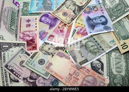 Mix aus amerikanischen, chinesischen und indischen bunten Banknoten. Stockfoto