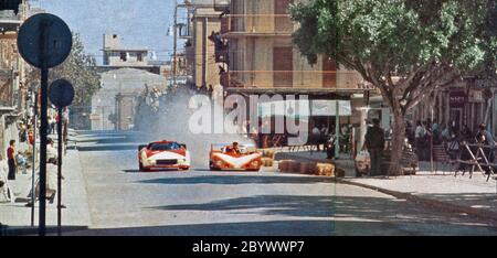 Cerda (Sizilien, Italien), 'Piccolo Madonie'-Rennstrecke, 9. Juni 1974. Von rechts nach links: Pino Pica's Lola-Ford T284, gesponserte Motul, überholt Gérard Larrousse's Lancia Stratos HF 2.4 V6 (Prototyp), gesponsert Marlboro, in Runde 2 der Targa Florio Ca. 1974. Juni 1974 Stockfoto