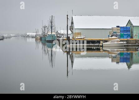 Steveston Docks Schneesturm. Schneefall über dem Hafen von Steveston, British Columbia, Kanada bei Vancouver. Steveston ist ein kleines Fischerdorf auf der Stockfoto