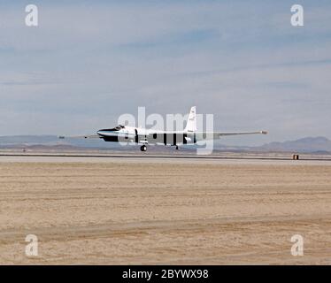 ER-2 Tail Nummer 706, war einer von zwei Airborne Science er-2s als Wissenschaftsplattformen von Dryden verwendet. Die Flugzeuge waren Plattformen für eine Vielzahl von Höhenforschungs-Missionen, die über verschiedene Teile der Welt geflogen wurden. Sie wurden auch für die Erdkunde und die Forschung und Entwicklung von Atmosphärensensoren, die Kalibrierung von Satelliten und die Datenvalidierung verwendet. Stockfoto