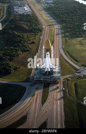 KENNEDY SPACE CENTER, Fla. -- das Space Shuttle Endeavour rollt zum Launch Pad 39A, dem Ziel seiner Reise vom Vehicle Assembly Building, für die letzten Vorbereitungen für den Start der STS-89 Mission. Endeavour und seine siebenköpfige Crew sind für einen Start im Januar 22 vorgesehen. STS-89 wird das achte Shuttle-Andocken mit der russischen Raumstation mir im Rahmen der Phase 1 des Programms der Internationalen Raumstation sein. Missionsspezialist Andy Thomas, Ph.D., wird Nachfolger von Missionsspezialist David Wolf, M.D., als letzter NASA-Astronaut, der für einen längeren Aufenthalt an Bord der mir geplant ist Stockfoto