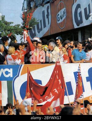 1975 Italienischer GP - der neue F1 Fahrer-Weltmeister Niki Lauda auf dem Podium Stockfoto
