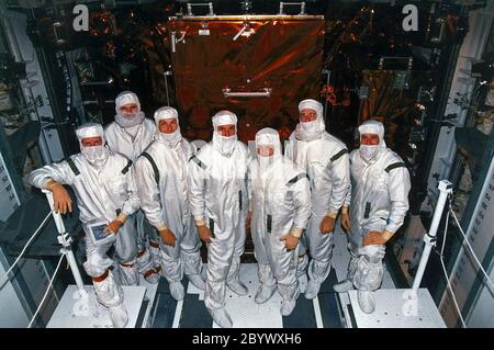 KENNEDY SPACE CENTER, FLORIDA. - STS-82-Crew-Mitglieder posieren in ihren Reinraumanzügen auf dem Launch Pad 39A, wo das Space Shuttle Discovery die letzten Vorbereitungen für den Start der zweiten Hubble Space Telescope (HST) Servicing Mission durchläuft. Sie machen eine Endkontrolle der Nutzlast vor der Schließung des Nutzlasteneinschlusses. Von links sind die Missionsspezialisten Steven A. Hawley und Steven L. Smith, Payload Commander Mark C. Lee, Missionsspezialist GregoryJ. Harbaugh, Mission Commander Kenneth D. Bowersox, Mission Specialist Joseph R. 'Joe' Tanner und Pilot Scott J. 'doc' Horowitz. STS-82 ist geplant Stockfoto