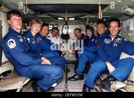 Die STS-84 Crew wird in einem M-113 gepanzerten Personalträger mitfahren, während sie an den Aktivitäten des Terminal Countdown Demonstration Test (TCDT) auf dem Launch Pad 39A teilnimmt. Rechts, von vorne nach hinten, sind Mission Specialist Jean-Francois Clervoy von der Europäischen Weltraumorganisation, Mission Specialist Carlos I. Noriega, Pilot Eileen Marie Collins und Commander Charles J. Precourt. Links von vorne nach hinten sind die Mission Specialists C. Michael Foale, Elena V. Kondakova von der russischen Weltraumorganisation und Edward Tsang Lu. George Hoggard, ein Ausbildungsbeauftragter der KSC Feuerwehr, sitzt neben Lu. STS-84 Wil Stockfoto