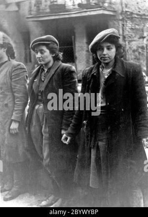 Frauen, Gefangene. Kopie der deutschen Fotografie, aufgenommen während der Zerstörung des Warschauer Ghettos, Polen, 1943. (Aufzeichnungen über Kriegsverbrechen im Zweiten Weltkrieg) Stockfoto