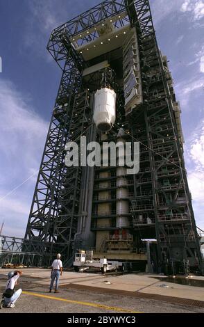 KENNEDY SPACE CENTER, FLORIDA. -- EINE Centaur-Oberstufe wird auf dem Launch Pad 40 der Cape Canaveral Air Station für die Paarung mit dem Titan IV-Auslauffahrzeug gehisst, das die Cassini-Sonde und die Huygens-Sonde der Europäischen Weltraumorganisation zu Saturn und seinem Mond Titan treiben wird. Cassini wird den Saturn, seine Ringe und Monde vier Jahre lang erforschen. Die für die Europäische Weltraumorganisation ESA entwickelte Huygens-Sonde wird vom Orbiter aus eingesetzt, um Wolken, Atmosphäre und Oberfläche von Saturns größtem Mond Titan zu untersuchen. Der Orbiter wurde auf dem Jet Propuls der NASA entworfen und montiert Stockfoto