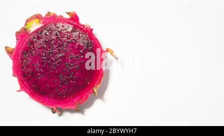 Drachenfrucht Scheiben mit rot geröteten Fleisch. Dragon Fruit enthält 70% Wasser und Vitamine, geeignet für die Verwendung als Diät-Menü Stockfoto