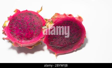 Drachenfrucht Scheiben mit rot geröteten Fleisch. Dragon Fruit enthält 70% Wasser und Vitamine, geeignet für die Verwendung als Diät-Menü Stockfoto