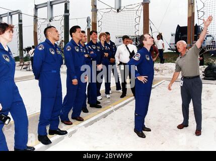 Die STS-84-Crew, mit Commander Charles J. Precourt vor, erhält von Ken Clark, rechts ein Ausbilder bei United Space Alliance (USA), eine Anleitung zum Notausstiegshilfe des Launch Pad 39A. Die siebenköpfige Crew nimmt an den Aktivitäten des Terminal Countdown Demonstration Test (TCDT) Teil. Von links sind Pilot Eileen Marie Collins und die Mission Specialists Carlos I. Noriega, Edward Tsang Lu, Jean-Francois Clervoy von der Europäischen Weltraumorganisation, C. Michael Foale und Elena V. Kondakova von der Russischen Weltraumorganisation. NASA-Astronaut Mario Runco Jr., neben Kondakova in einem blauen Fluganzug, Stockfoto