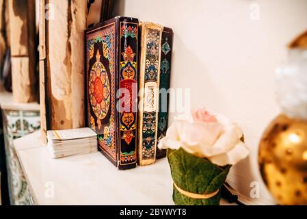 Koranbücher, die in einem Altar in einer Moschee gestapelt sind. Stockfoto