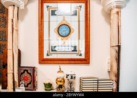 Muslimische religiöse Symbole und koranische Bücher. Stockfoto