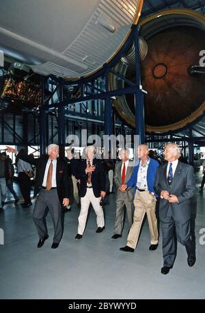 KENNEDY SPACE CENTER, FLORIDA. -- einige der ehemaligen Apollo-Programm Astronauten Tour das neue Apollo / Saturn V Center (ASVC) in KSC vor der Gala-Eröffnungsfeier für die Anlage, die am 8. Januar 1997 stattfand. Die Astronauten waren eingeladen, an der Veranstaltung teilzunehmen, an der auch NASA-Administrator Dan Goldin und KSC-Direktor Jay Honycutt teilnahmen. Unter dem KSC Apollo/Saturn V im Inneren des Gebäudes befinden sich (von links): Apollo 10 Mondlandespilot und Apollo 17 Kommandant Eugene A. Cernan; Apollo 9 Mondlandespilot Russell L. Schweikart; Apollo 10 Kommandozeilenmodul Pilot und Apollo 16 Com Stockfoto