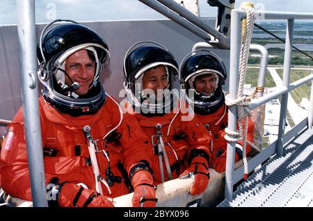 STS-84 Mission Specialists, von links, C. Michael Foale, Edward Tsang Lu und Elena V. Kondakova üben Notfallausstiegsverfahren in einem Slidewire-Korb auf dem Launch Pad 39A. Sie und die anderen vier Mitglieder der STS-84 Crew nehmen am Terminal Countdown Demonstration Test (TCDT) Teil, einer Generalprobe für den Start. STS-84 an Bord von Atlantis wird das sechste Andocken des Space Shuttle mit der russischen Raumstation mir sein. Nach dem Andocken wird Foale zur Raumstation wechseln und Mitglied der mir 23 Crew werden, die den US-Astronauten Jerry M. Linenger ersetzt, der zur Erde zurückkehren wird Stockfoto