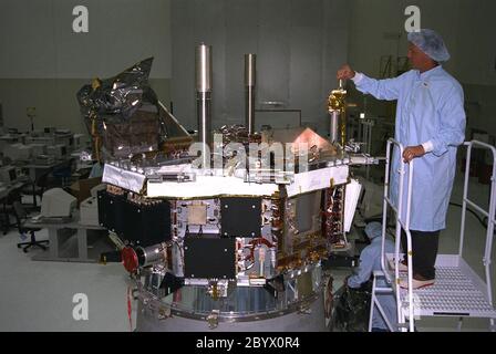 Die Arbeiter der Raumsonde Assembly and Encapsulation Facility-2 (SAEF-2) beginnen mit der Vorbehandlung des Advanced Composition Explorer (ACE), der den Ursprung und die Entwicklung des Sonnenphänomens, die Bildung der Sonnenkorona, Sonneneruptionen und die Beschleunigung des Sonnenwindes untersuchen wird. ACE wurde für die NASA vom Johns Hopkins Applied Physics Laboratory gebaut. Das Raumschiff soll am 21. August an Bord einer zweistufigen Delta II 7920-8 Rakete vom Space Launch Complex 17, Pad A gestartet werden Stockfoto