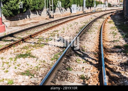 Zwei geschwungene Bahngleise in einer Kurve innerhalb eines Dorfes Stockfoto