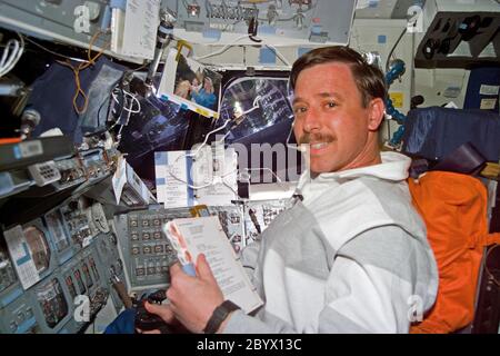 (11-21. Feb. 1997) --- Astronaut Scott J. Horowitz bemannt die Pilotstation des Space Shuttle Discovery. Horowitz war nicht nur als Pilot für die zweite Mission der NASA zum Dienst am Hubble Space Telescope (HST), sondern auch maßgeblich an der Herstellung von Patchstücken zur Abdeckung abgenutzter Isolierung auf der Oberfläche der riesigen Teleskope beteiligt. Diese Ansicht wurde mit einer elektronischen Standkamera (ESC) aufgenommen. Stockfoto