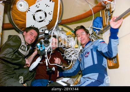 (15. Jan. 1997) --- von links nach rechts, Kosmonaut Valeri G. Korzun, mir-22-Missionskommandant; und die Astronauten Peter J. K. (Jeff) Wisoff (mit 70mm-Kamera) und John E. Blaha sind kurz nach der Lukenöffnung abgebildet. Blaha war gerade der NASA-Crew beigetreten, die seit Mitte September 1996 als Kosmonaut-Gastforscherin an Bord der russischen Raumstation mir gedient hatte. Das Foto wurde mit einer elektronischen Standkamera (ESC) aufgenommen, die während der 10-tägigen Mission verwendet wurde, um aktuelle Fotos der gemeinsamen Aktivitäten der Crews herunterzuverknüpfen. Stockfoto