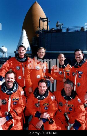 KENNEDY SPACE CENTER, FLORIDA. -- STS-82 Crew-Mitglieder sind alle lächelnd, als sie für ein Gruppenfoto auf dem Launch Pad 39A vor dem Space Shuttle Discovery posieren. Sie nehmen am Terminal Countdown Demonstration Test (TCDT) Teil, einer Generalprobe zur Vorstellung. In der ersten Reihe, von links, befinden sich die Missionsspezialisten Steven L. Smith, Gregory J. Harbaugh und Steven A. Hawley. In der hinteren Reihe von links stehen Joseph R. 'Joe' Tanner, Payload Commander Mark C. Lee, Mission Commander Kenneth D. Bowersox und Pilot Scott J. 'doc' Horowitz. STS-82 wird das zweite Hubble Space Telescope Service sein Stockfoto