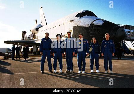 Die STS-87 Crew posiert kurz nach der Landung auf der Runway 33 in der KSC Shuttle Landing Facility vor dem Orbiter Columbia. STS-87 beendete seine Mission mit einem Hauptgetriebe Touchdown um 7:20:04 Uhr EST Dec. 5, zog die 15-Tage, 16-Stunden und 34-Minuten-lange Mission von 6.5 Millionen Meilen zu Ende. Von links nach rechts sind die Mission Specialists Winston Scott und Takao Doi, Ph.D., von der National Space Development Agency of Japan; Commander Kevin Kregel; Payload Specialist Leonid Kadenyuk von der National Space Agency of Ukraine; Mission Specialist Kalpana Chawla, Ph.D.; und Pilot Steven Lindsey. Während Stockfoto