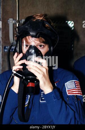 STS-84-Pilot Eileen Marie Collins übt bei den Aktivitäten des Terminal Countdown Demonstration Test (TCDT) auf dem Launch Pad 39A die Verwendung einer Gasmaske. STS-84 wird das sechste Andocken des Space Shuttle mit der russischen Raumstation mir sein. Es wird der zweite Weltraumflug für Collins sein, die 63 die erste Shuttle-Pilotin auf ihrer ersten Mission, STS-1995, war. Nach dem Andocken wird der STS-84 Mission Specialist C. Michael Foale zur Raumstation wechseln und Mitglied der mir 23 Crew werden.Er ersetzt den US-Astronauten Jerry M. Linenger, der an Bord von Atlantis zur Erde zurückkehren wird. Foale wird leben und arbeiten o Stockfoto