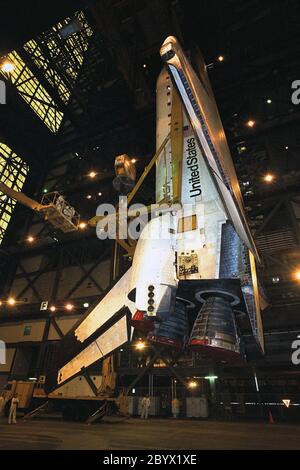 In Vorbereitung auf die Space Shuttle Mission STS-87 wird der Orbiter Columbia in die Hochbucht 3 im Vehicle Assembly Building gehoben. Der Orbiter wird über das Wochenende mit dem externen Panzer und den soliden Raketenverstärkern verbunden und soll am Mittwoch auf Pad 39B ausrollen. STS-87 wird der vierte Flug der US-amerikanischen Weltraumschadenträgerload und des einsatzfähigen Satelliten Spartan-201 sein Stockfoto