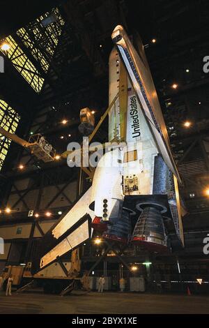 In Vorbereitung auf die Space Shuttle Mission STS-87 wird der Orbiter Columbia in die Hochbucht 3 im Vehicle Assembly Building gehoben. Der Orbiter wird über das Wochenende mit dem externen Panzer und den soliden Raketenverstärkern verbunden und soll am Mittwoch auf Pad 39B ausrollen. STS-87 wird der vierte Flug der US-amerikanischen Weltraumschadenträgerload und des einsatzfähigen Satelliten Spartan-201 sein Stockfoto