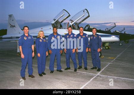 Die STS-85-Mission Crew-Mitglieder posieren vor ihren T-38 Jet-Trainer, nachdem sie KSC Shuttle Landing Facility von NASA Johnson Space Center erreicht, um Terminal Countdown Demonstration Test (TCDT) Aktivitäten für diese Mission zu beginnen. Die TCDT beinhaltet eine Generalprobe des Launch Countdown. Sie sind (erste Reihe, von links): Missionsspezialist Stephen K. Robinson; Payload Commander N. Jan Davis; Mission Specialist Robert L. Curbeam, Jr.; Commander Curtis L. Brown, Jr.; Pilot Kent V. Rominger; und Payload Specialist Bjarni V. Tryggvason. Die STS-85 Mission ist nun für EINE Stockfoto