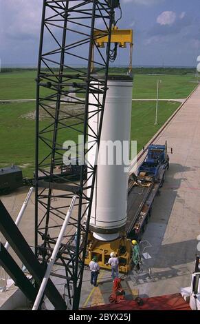 Arbeiter hissen die erste Stufe eines Lockheed Martin Launch Vehicle-2 (LMLV-2) für die Platzierung auf dem Launch Complex 46 in der Cape Canaveral Air Station (CCAS), Fla. Die Mondsondensonde soll im Oktober an Bord der LMLV-2 von CCAS starten, um eine 18-monatige Mission zu starten, die den Mond der Erde umkreisen wird, um Daten von der Mondoberfläche zu sammeln. Die während der Mission gesammelten Informationen ermöglichen die Erstellung einer detaillierten Karte der Oberflächenzusammensetzung des Mondes und werden unser Verständnis von Ursprung, Entwicklung, aktuellem Zustand und Ressourcen verbessern Stockfoto